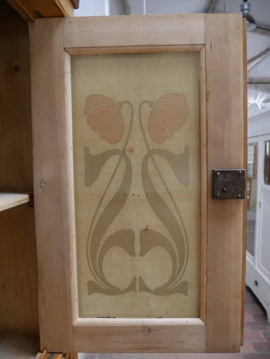 Rückseitige beziehungsweise durchscheinende Ansicht der originalen bemalten Jugendstil-Glasscheibe mit floraler Ornamentik und erhaltener historischer Ausführung.