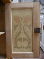 Rückseitige beziehungsweise durchscheinende Ansicht der originalen bemalten Jugendstil-Glasscheibe mit floraler Ornamentik und erhaltener historischer Ausführung.