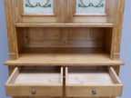 Geöffnete Schubladen des restaurierten Jugendstil-Küchenbuffetts. Die stabile Ausführung und die praktische Stauraumlösung des historischen Küchenmöbels werden sichtbar.