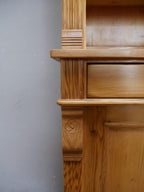 Detail der seitlichen Ablagekonsole und des Übergangs zwischen Ober- und Unterteil. Die fein gearbeitete Konstruktion ist typisch für hochwertige Jugendstilmöbel um 1900.