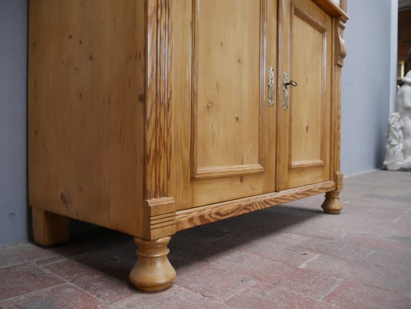 Seitenansicht des restaurierten Jugendstil-Küchenbuffetts mit Sockelbereich, Seitenfüllungen und ausgewogenen Proportionen des historischen Möbelstücks.