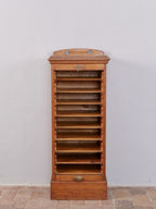 Frontaler Blick auf den geöffneten Rolladenschrank mit allen Innenfächern. Die Aufnahme zeigt die übersichtliche Fachaufteilung und den gut funktionierenden Rolladenmechanismus.
