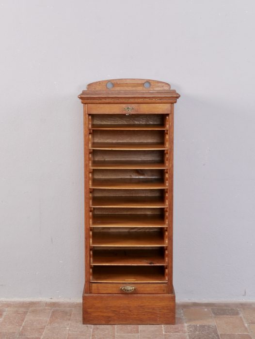 Frontaler Blick auf den geöffneten Rolladenschrank mit allen Innenfächern. Die Aufnahme zeigt die übersichtliche Fachaufteilung und den gut funktionierenden Rolladenmechanismus.
