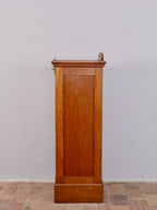 Linke Seitenansicht des originalen Rollschranks. Die schlichte Jugendstilgestaltung, die schöne Holzmaserung und der gepflegte unrestaurierte Originalzustand sind deutlich erkennbar.