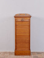 Frontalansicht des seltenen Jugendstil-Rollschranks mit vollständig geschlossener Rolllade. Gut erkennbar sind die fein gegliederten horizontalen Holzlamellen, der profilierte obere Abschluss und der massive Sockel. Die geölte Oberfläche mit altersgerechten Gebrauchsspuren bewahrt den authentischen unrestaurierten Originalzustand des historischen Stehpults.

