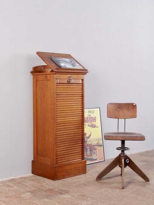 Hauptansicht eines außergewöhnlich seltenen Jugendstil-Rollschranks mit integrierter Stehpultfunktion um 1900. Der originale Rolladenschrank befindet sich im unrestaurierten Originalzustand, die geölte Oberfläche besitzt eine schöne historische Patina. Die in vier Stufen verstellbare Schreibplatte sowie der originale Bürostuhl verdeutlichen die praktische Nutzung als Stehpult.