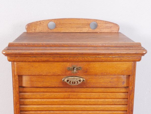 Detailaufnahme der in vier Stufen verstellbaren Stehpultplatte. Gut sichtbar sind die abgeschrägte Schreibfläche sowie die kleine Anschlagleiste, die ein Abrutschen von Schriftstücken verhindert.