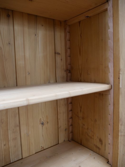 Detailaufnahme des geöffneten rechten Innenraums mit höhenverstellbaren Einlegeböden. Die Zahnleisten ermöglichen eine flexible Anpassung der Fachbodenhöhe.