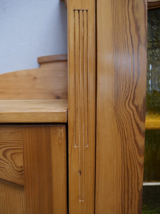 Detailaufnahme der linken Seitenpartie mit Übergang zum Korpus. Sichtbar sind die hochwertige Holzverarbeitung und die klaren Jugendstil-Linien des Möbels.