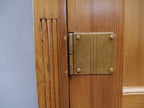Detailaufnahme des originalen Jugendstil-Scharniers des asymmetrischen Weichholzschranks aus einer Dresdner Villa, gefertigt um 1900. Das hochwertige historische Möbelscharnier mit seiner sorgfältigen handwerklichen Ausführung und der schönen Alters-Patina unterstreicht die Originalität und den hervorragenden Erhaltungszustand des restaurierten Jugendstil-Möbels.
