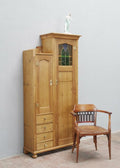 Außergewöhnlicher asymmetrischer Jugendstil-Schrank aus Weichholz, original um 1900 als Einzelanfertigung für eine Villa in Dresden gefertigt. Die Hauptansicht zeigt den wohnfertig restaurierten Schrank mit asymmetrischer Aufteilung, originalem Jugendstil-Bleiglas, originalen Beschlägen und gewachster Oberfläche.