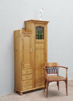 Außergewöhnlicher asymmetrischer Jugendstil-Schrank aus Weichholz, original um 1900 als Einzelanfertigung für eine Villa in Dresden gefertigt. Die Hauptansicht zeigt den wohnfertig restaurierten Schrank mit asymmetrischer Aufteilung, originalem Jugendstil-Bleiglas, originalen Beschlägen und gewachster Oberfläche.