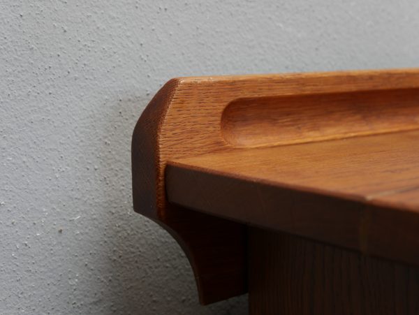 Detailaufnahme der elegant gerundeten seitlichen Ablagekante der Schreibtischplatte. Die sachliche Gestaltung ist typisch für den Entwurf Richard Riemerschmids.