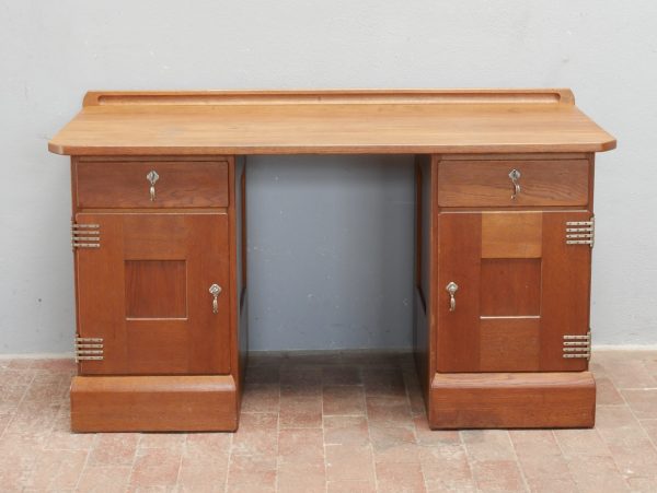 Frontalansicht des historischen Jugendstil-Schreibtisches mit geschlossenen Türen. Die symmetrische Gestaltung, die beiden Schubkästen und die originalen Schließzylinder prägen den charakteristischen Entwurf Richard Riemerschmids.