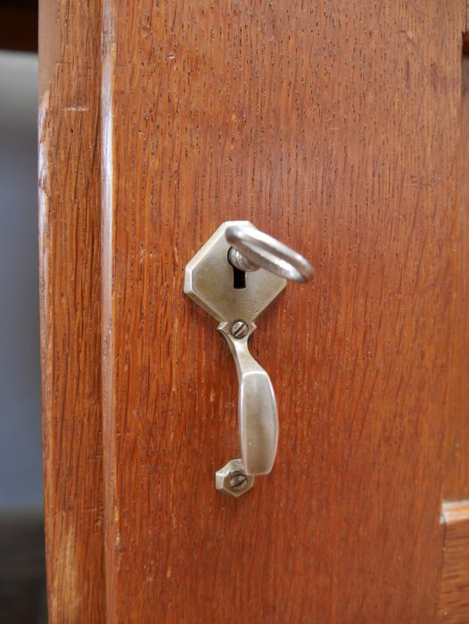 Nahaufnahme eines originalen vernickelten Möbelgriffs mit schöner Alters-Patina. Der hochwertige Originalbeschlag unterstreicht die authentische Ausstattung des Jugendstil-Schreibtisches.