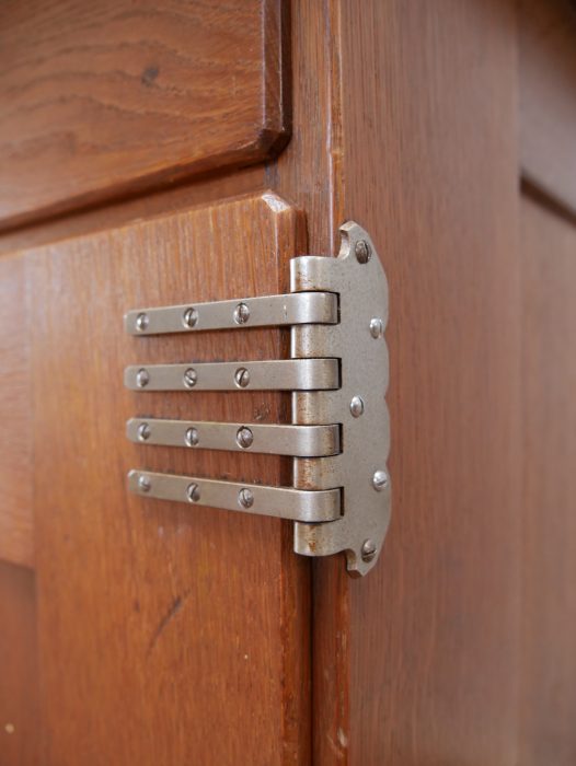 Detailaufnahme eines originalen vernickelten Türscharniers der Dresdner Werkstätten Hellerau. Die hochwertige Verarbeitung und der originale Erhaltungszustand sind deutlich erkennbar.