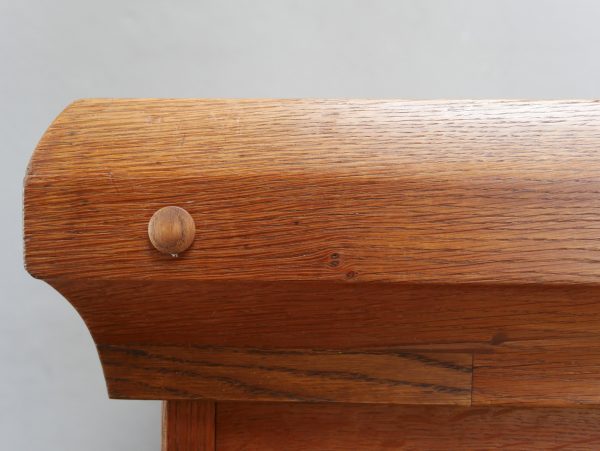 Detailaufnahme der massiven Vorderkante der Schreibtischplatte mit sauber ausgearbeiteter Profilierung und originaler Oberfläche aus Eiche.