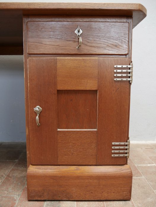 Detailaufnahme des rechten Schrankkorpus mit geschlossenen Türen, oberem Schubkasten und originalem Schloss. Die sachliche Formensprache ist typisch für Richard Riemerschmid.