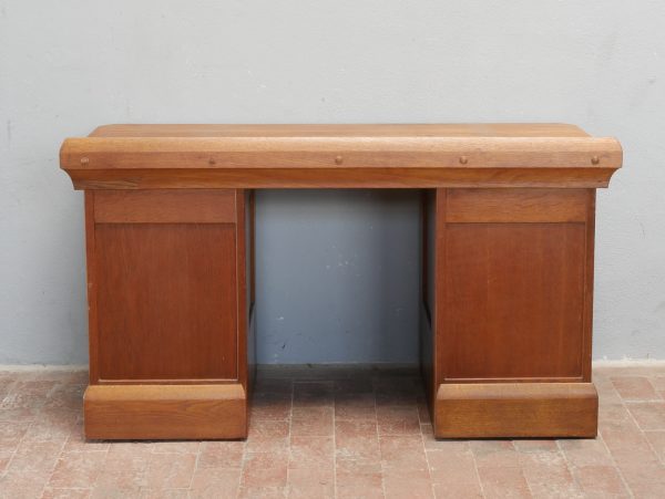 Rückansicht des frei im Raum stellbaren Jugendstil-Schreibtisches. Die sachlich gestaltete Rückseite zeigt, dass das Möbel von allen Seiten hochwertig ausgeführt wurde.