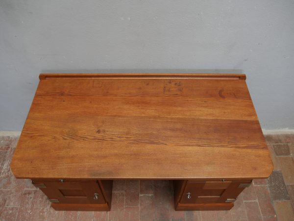 Draufsicht auf die originale Schreibtischplatte aus Eiche. Die gewachsene Patina und die hochwertige Holzoberfläche unterstreichen den außergewöhnlich guten Originalzustand.