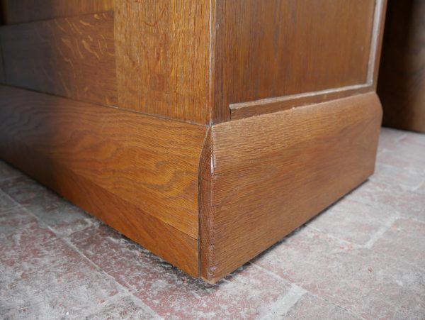 Detailaufnahme des massiven Sockelbereiches und der unteren Seitenkonstruktion. Die hochwertige Verarbeitung und die originale Hellerau-Ausführung aus Eiche werden hier besonders deutlich sichtbar.