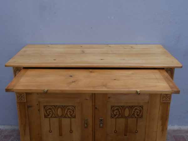 Detailansicht der großzügigen Ablageplatte des restaurierten Jugendstil-Sideboards. Die gewachste Weichholzoberfläche bringt die natürliche Holzmaserung besonders schön zur Geltung.