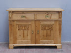 Frontansicht des historischen Jugendstil-Sideboards mit zwei Schubladen, zwei Türen und dekorativen Schnitzereien. Die originale Holzstruktur und die ausgewogenen Proportionen verleihen dem Möbel seinen besonderen Charakter.