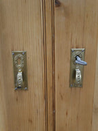 Detailaufnahme der originalen Türbeschläge des Jugendstil-Sideboards. Die historischen Metallbeschläge sind gut erhalten und passen harmonisch zur restaurierten Holzoberfläche.