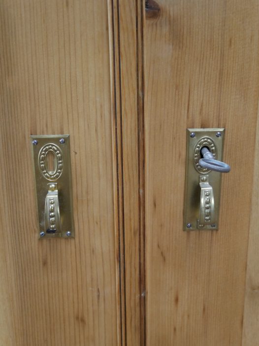 Detailaufnahme der originalen Türbeschläge des Jugendstil-Sideboards. Die historischen Metallbeschläge sind gut erhalten und passen harmonisch zur restaurierten Holzoberfläche.