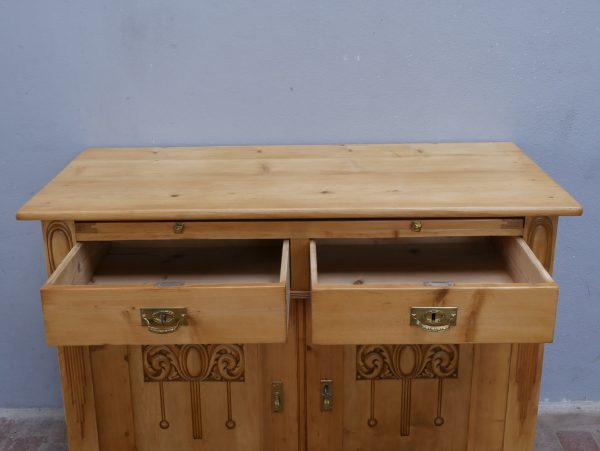 Nahaufnahme der geöffneten Schubladen mit originalen Beschlägen und sauber gearbeiteten Schubkästen. Die Aufnahme verdeutlicht die hochwertige handwerkliche Verarbeitung um 1900.