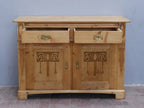 Detailaufnahme der geöffneten Schubladen des historischen Sideboards. Sichtbar sind die massive Holzkonstruktion, die originale Verarbeitung und die praktische Aufteilung des Jugendstil-Möbels.