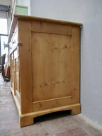 Detailaufnahme der originalen Seitenfüllung des Jugendstil-Sideboards. Die schlichte Rahmung und die massive Weichholzkonstruktion zeigen die hochwertige handwerkliche Ausführung um 1900.