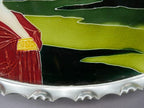 Detailaufnahme der rechten Bildhälfte mit grüner Landschaft, Gebäudedach und Himmel. Die harmonische Farbgestaltung ergänzt das dekorative Motiv des seltenen Jugendstil-Keramiktabletts.
