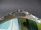Detailaufnahme des reliefierten Metallrandes mit integriertem Griff. Die fein ausgearbeitete Ornamentik des Metallrahmens ergänzt die hochwertige Keramik und unterstreicht den dekorativen Charakter des Jugendstil-Tabletts.
