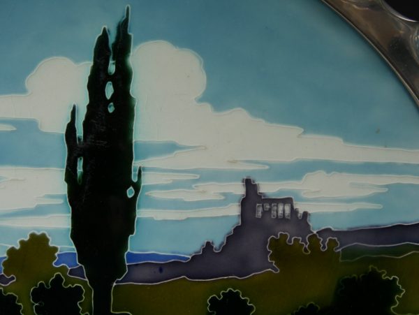 Detail der Landschaft mit markanter Zypresse, Himmel und Hintergrundkulisse. Die Aufnahme zeigt die fein ausgeführte Keramikmalerei und die stimmungsvolle Gestaltung des historischen Tabletts.
