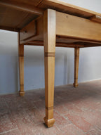 Detailansicht des Untergestells und der Tischbeine des restaurierten Jugendstil Esstischs.