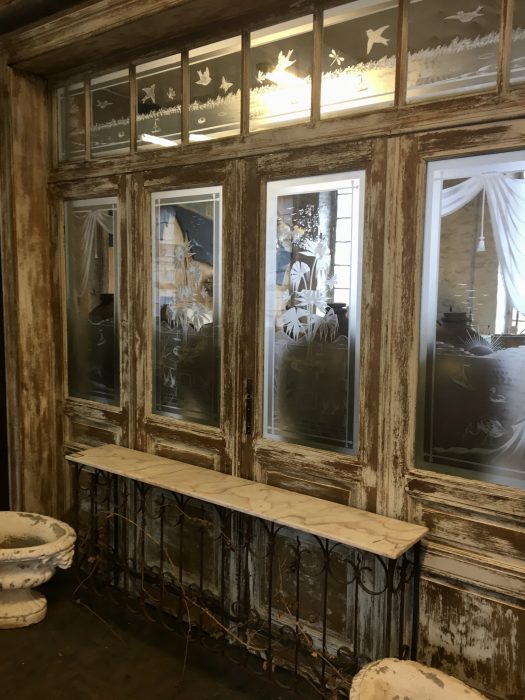 Weitere Aufnahme der originalen vierflügeligen Jugendstil-Türanlage beim Händler. Die historische Türanlage ist vollständig montiert und vermittelt einen realistischen Eindruck ihrer Wirkung im eingebauten Zustand.