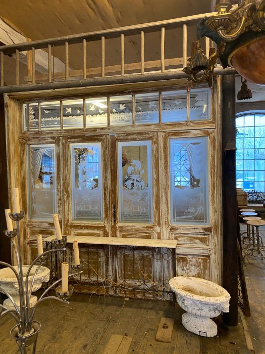 Historische Jugendstil-Türanlage im Ausstellungsraum des Händlers, bei dem sie erworben wurde. Die Aufnahme zeigt die komplette Türanlage mit Oberlicht vor dem Ausbau und dokumentiert ihre ursprüngliche Präsentation.