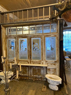 Historische Jugendstil-Türanlage im Ausstellungsraum des Händlers, bei dem sie erworben wurde. Die Aufnahme zeigt die komplette Türanlage mit Oberlicht vor dem Ausbau und dokumentiert ihre ursprüngliche Präsentation.