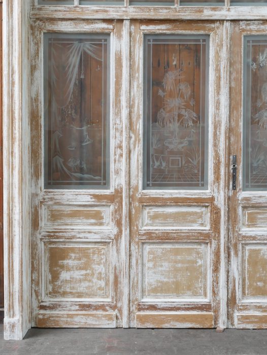 Frontansicht der mittleren Türflügel der historischen Jugendstil-Türanlage. Gut erkennbar sind die originalen Kassetten, die satinierten Glasscheiben sowie die elegante Gestaltung aus der Zeit um 1900.