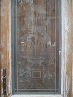 Nahaufnahme der historischen Jugendstil-Türanlage mit Blick auf die originalen Türflügel, profilierte Holzrahmen und satinierte Glasscheiben. Die Aufnahme zeigt die hochwertige handwerkliche Verarbeitung sowie die authentische Patina der französischen Türanlage aus der Zeit um 1900.