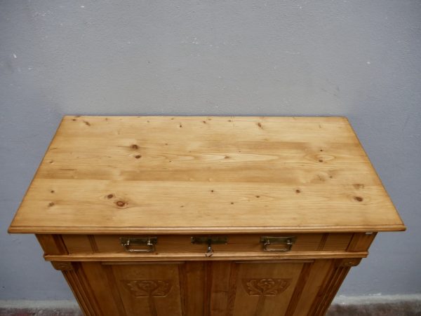 Ansicht der großzügigen Deckplatte des Jugendstil-Vertikos. Die massive Weichholzausführung, die warme Holzfarbe und die sorgfältig restaurierte Oberfläche machen das Möbel zu einem stilvollen Blickfang für historische Wohnräume.