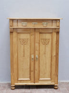 Frontansicht des restaurierten Jugendstil-Vertikos mit zwei Türen, oberem Schubkasten und kunstvoll geschnitzten Jugendstil-Ornamenten. Die harmonischen Proportionen und die originale Gestaltung verleihen dem historischen Möbel eine elegante Ausstrahlung.
