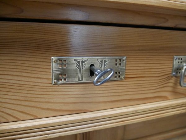 Detailaufnahme der originalen Schubkastenbeschläge mit Schloss und Zuggriff. Die historischen Metallbeschläge dokumentieren die hochwertige Ausstattung des Vertikos aus der Zeit um 1890.