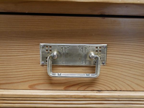 Nahaufnahme eines originalen Schubladenbeschlags aus Metall. Der historische Beschlag ist vollständig erhalten und ergänzt die authentische Ausstattung des Jugendstil-Vertikos.
