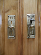 Detailaufnahme der originalen Türbeschläge mit Schloss und Griffen. Die historischen Metallbeschläge sind vollständig erhalten und harmonieren mit der restaurierten Weichholzoberfläche.
