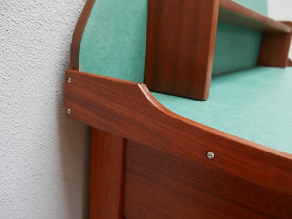 Detailaufnahme des Übergangs zwischen Mahagonikorpus und originalem Aufsatz mit grüner Linoleumplatte. Die Aufnahme zeigt die präzise handwerkliche Verarbeitung und die elegante Materialkombination.