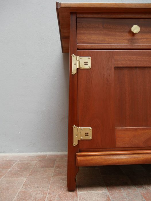 Seitenansicht des originalen Aufsatzes der Jugendstil-Waschkommode mit grüner Linoleumplatte und seitlichem Spritzschutz. Die Aufnahme zeigt den konstruktiven Aufbau des Aufsatzes und verdeutlicht die klare, funktionale Formensprache des Entwurfs von Richard Riemerschmid.