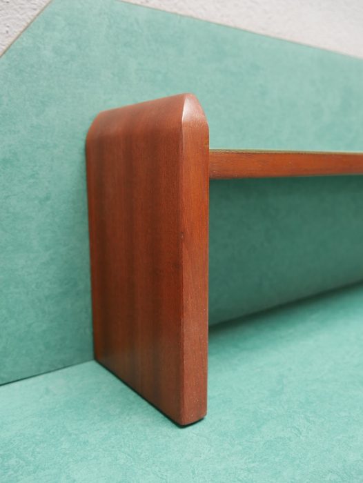 Detailaufnahme der seitlichen Aufsatzwange mit originaler grüner Linoleumplatte. Die klare Formgebung und die sorgfältige Verarbeitung prägen das Erscheinungsbild der Waschkommode.