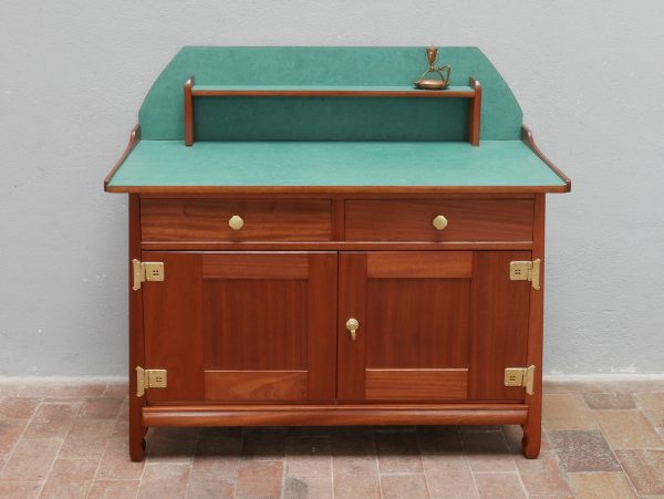 Frontansicht der originalen Jugendstil-Waschkommode nach Richard Riemerschmid. Die Aufnahme zeigt die symmetrische Gestaltung mit zwei Türen, oberem Schubkasten, originalen Beschlägen und dem charakteristischen Aufsatz mit grüner Linoleumplatte.